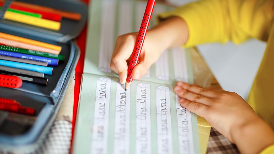 Kind schreibt Hausaufgabe