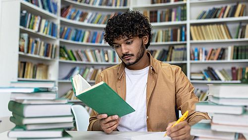 Student in einer modernen Bibliothek