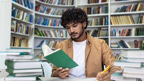 Student in einer modernen Bibliothek