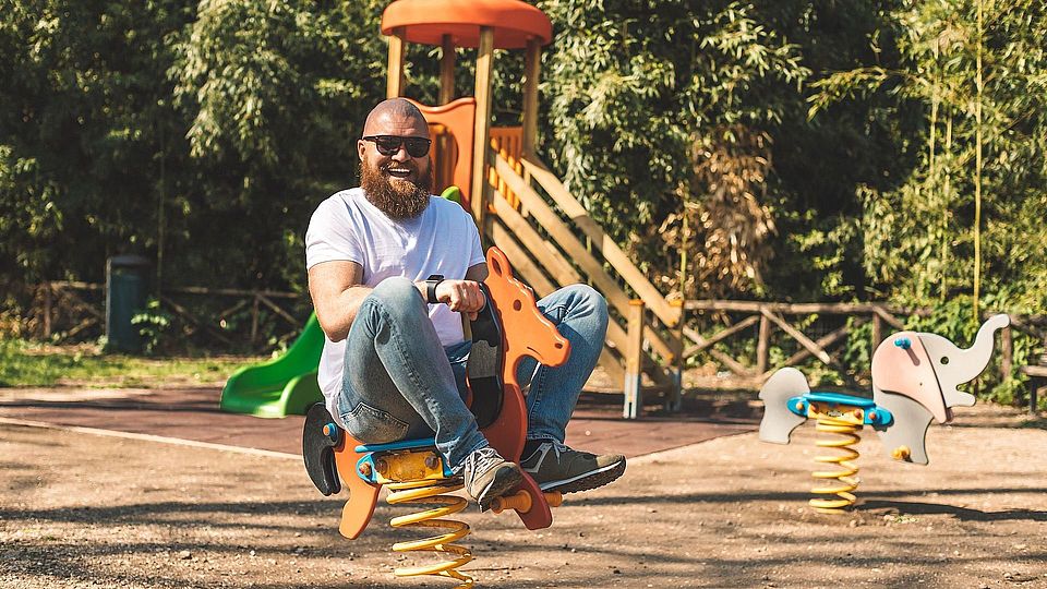 Mann auf einem Spielplatz