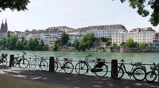 Fahrräder am Ufer des Rheins in Basel
