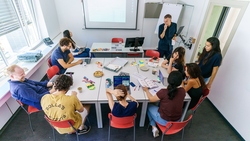 Mitarbeitende im Gespräch