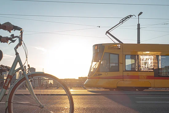 ein Fahrrad und eine Tram in Basel
