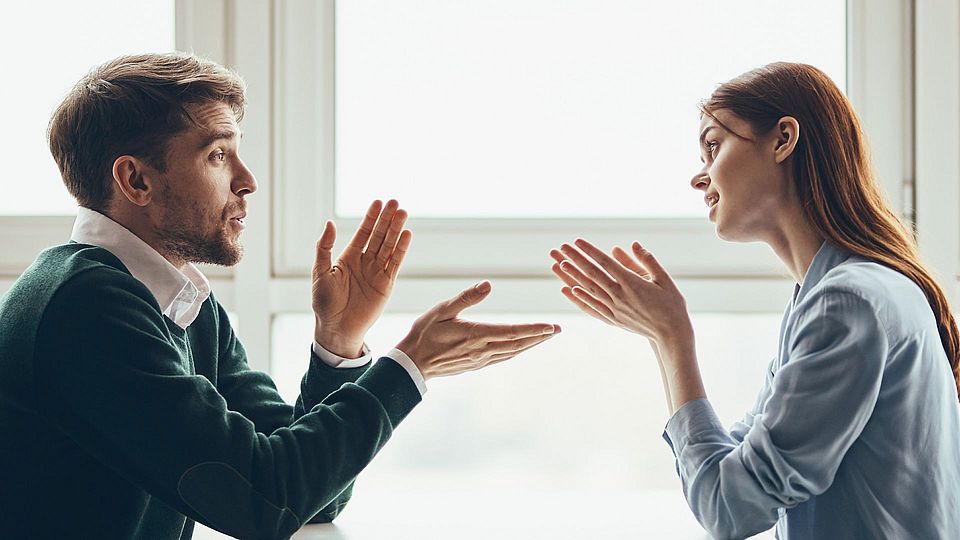 Zwei Personen im Gespräch – Symbolbild zur Studie über Dialogbereitschaft mit Andersdenkenden