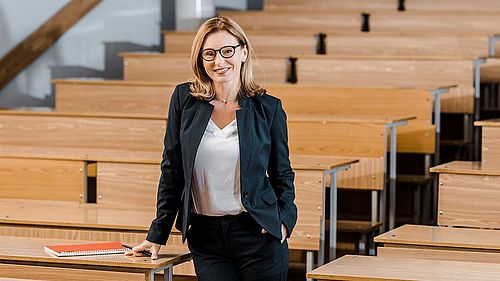 Frau in einem Hörsaal