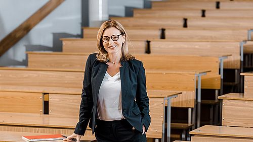 Frau in einem Hörsaal